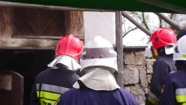 Пожарные боятся входить в помещение — стоковое видео