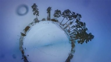 Mini gezegen biraz nemli yağmurlu kış küçük gezegen 360 derece küçük şehir şehir Cityscape Slavutich küçük insanların yürüme Snowy Square Park tarafından