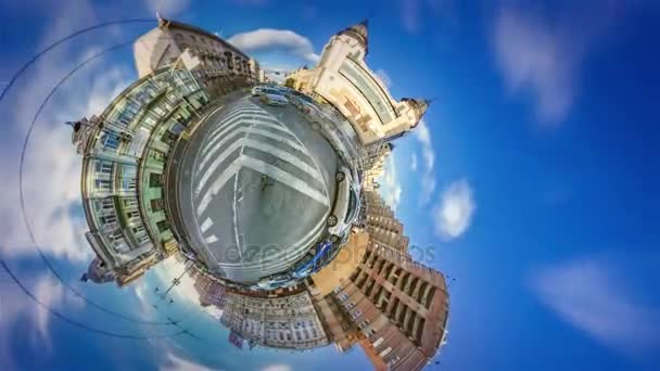 Mini Planet 360 Degree Traffic in Kiev Globalization Sunny Day Road Marcado Centro ciudad Cerca Plaza Edificios Fachadas Paisaje urbano Vacaciones en las famosas capitales — Vídeo de stock