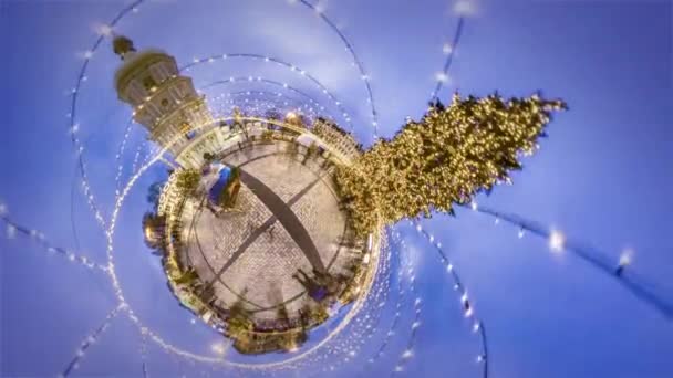 Mini Planet Christmas Eve Sofiino náměstí 360stupňových katedrály a zvonice na Kyjev turisté animátorů v Holiday centru cestování po celém světě — Stock video