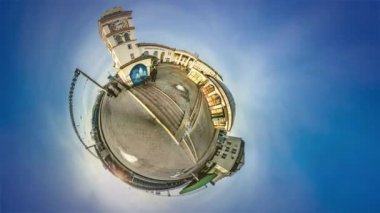 Mini gezegen küçük küçük gezegen tren istasyonu Kiev 360 derece yolcu yanında Saat Kulesi binaları cephe güneşli gün platformu tarafından Meydanı kapısı