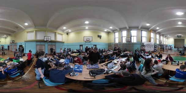 School wedstrijd op robotica ontwerpen Opole 360vr tieners jonge getalenteerde kinderen maken een berekening op bureaus programmeren en het maken van een Sumo Robots — Stockvideo