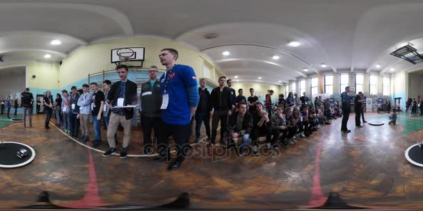 Подростки на конкурсе по проектированию робототехники Opole 360Vr видео "Мальчики - девочки" стоят в очереди и ждут начала конкурса — стоковое видео