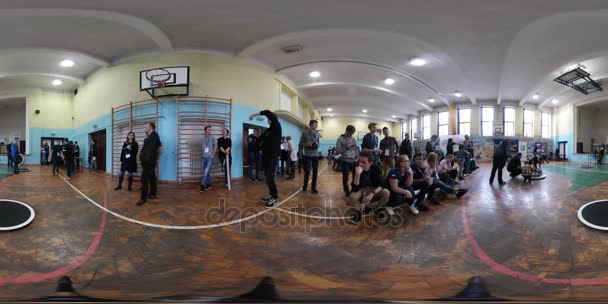 Competencia en robótica diseñando el Opole 360Vr Video Jóvenes ingenieros Los niños son niñas Los adolescentes están de pie en un gimnasio y esperando el comienzo del evento — Vídeos de Stock
