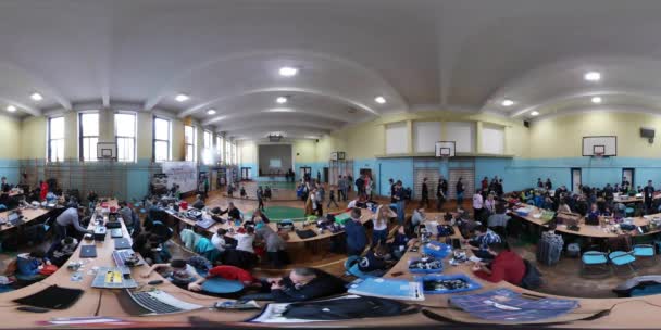 Les enfants et les enseignants au concours sur la conception de robots Opole 360Vr Vidéo Les jeunes enfants créent et programment des machines ensemble dans un gymnase scolaire — Video