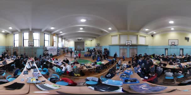 Risen Talents Concours sur la robotique Conception Opole 360Vr Vidéo Les jeunes enfants intelligents créent et programment des machines ensemble aux tables — Video