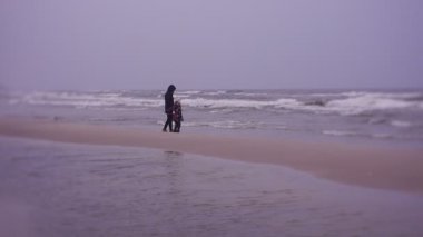 Deniz, kış deniz tatil kış yürüyüş. Dalgalar, deniz suyu ile oyunlar