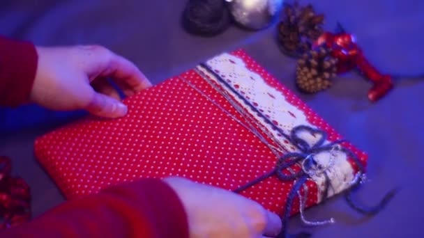 Weihnachtsgeschenke, Mädchen legt Geschenke eins zu eins, Weihnachten, Feiertage, Neujahrsüberraschungen — Stockvideo
