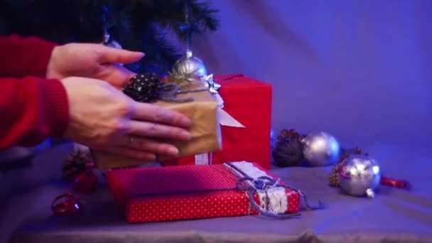 女の子はクリスマス ツリー、正月、休日驚きの下にクリスマス プレゼントを見つける — ストック動画