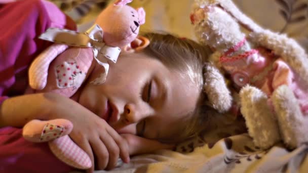 Küçük kızı tatlı bir şekilde uyku onun en sevdiği oyuncak, maçtan sonra tatlı rüyalar sarılma — Stok video