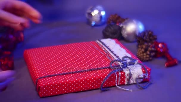 Femme met cadeaux de Noël sous un arbre de fête, une surprise pour la famille, Surprises du Nouvel An — Video