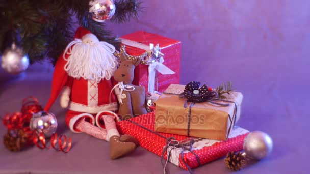 Preparando regali di Natale per bambini e famiglia, la ragazza mette i regali di giocattoli sotto l'albero. — Video Stock