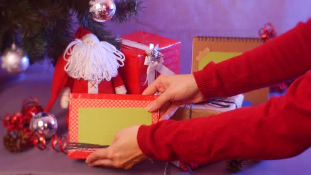 Composición decorativa de Año Nuevo donde una mujer pone un marco para su texto y luego elimina el marco. Vacaciones y regalos de Navidad — Vídeo de stock