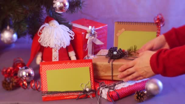 Девушка кладет коробку с рождественским подарком для новогодней елки, красивые рамки под вашим фото, видео с зеленым экраном для текста . — стоковое видео
