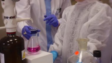 Deney laboratuarı, çocuk ve bilimsel deneyler, su ile ilgili bilimsel etkinliklere genç kuşak