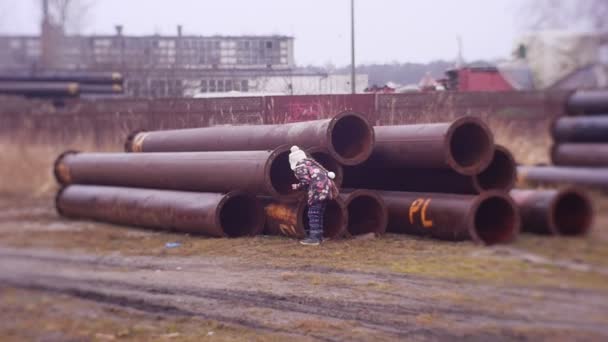 Meisje kind verloren op de bouwplaats en schreeuwen, bellen voor hulp. Gevaarlijk spel in een verlaten ruimte van de stad — Stockvideo