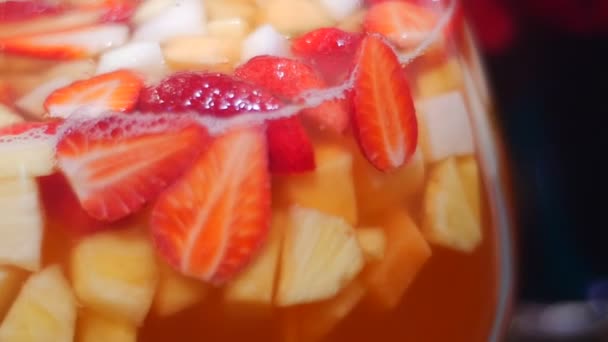 Frutas frescas cortadas en un recipiente de vidrio grande, Recetas de fresas, Piña, Manzanas, una deliciosa bebida — Vídeos de Stock