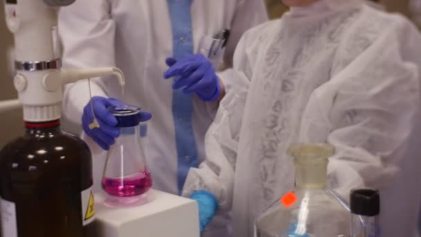 Experimentos con agua en el laboratorio, niños y experimentos científicos, involucran a la generación más joven en las actividades científicas — Vídeo de stock