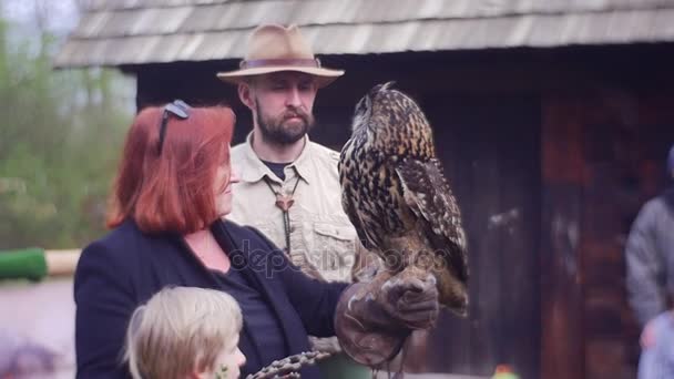 Påsk mässan i museet av den polska byn, Foto med en uggla, en symbolisk fågel. Polen traditioner — Stockvideo