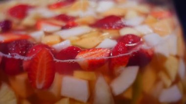 Birçok çilek meyve şeftali ananas Mango yaz meyve soğuk kokteyl ile büyük bir cam parçaları