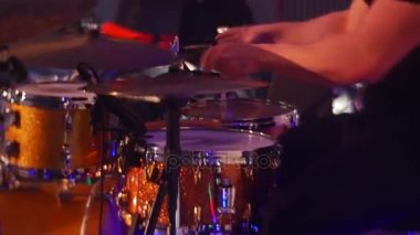 Müzik grubu bir gece konserde gerçekleştirir, bir adam başka bir şarkı söylüyor ve bir üçüncü oyuncu içinde belgili tanımlık geçmiş klavye bir bateri çalıyor