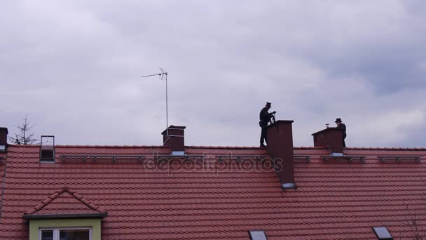Chimney Sweepers Process Flue of House Solution — Stock Video