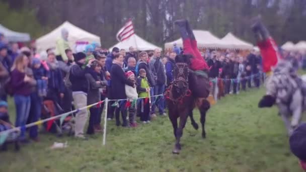 Kaskadéři vykonávat náročné akrobatické prvky v Jezdectví koně. — Stock video