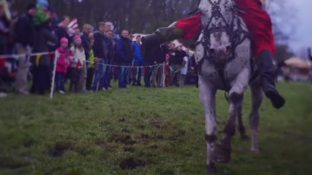 Prestaties van cavaleristen op historische Festival — Stockvideo