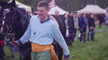 Genç adam bir ilk yardım mesaja gider