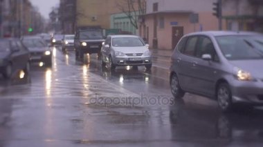 Şehir, otomobil ve arazi aracı yolda çok farklı araba ıslak yağmur yoldan