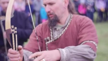 Vahşi Ortaçağ okçular okçuluk Turnuvası Opole Siyah sakallı adam eski bir ahşap yay tarihsel performans eski zaman savaşçılar savaş vuruyor.