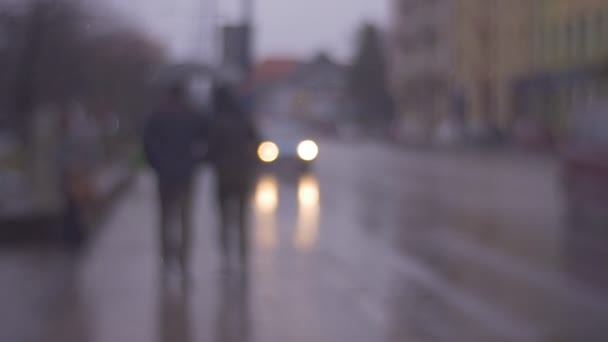 最初都市の街、春、秋の雨でカップル散歩を愛する都市で雪が降る。焦点が合っていません。 — ストック動画