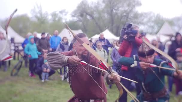 Ridders schieten toernooi in Opole taai middeleeuwse Warriors schieten met pijl en boog pijlen historische prestaties Cameraman is filmen boogschieten competitie — Stockvideo