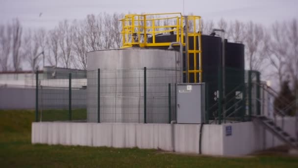 Tanques de coleta de gás gerado durante a fase de tratamento de água em uma moderna estação de tratamento de esgoto na cidade — Vídeo de Stock