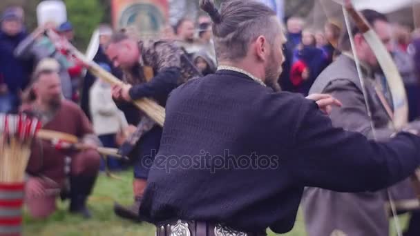 Toernooi voor Knights in Opole opgewonden spel mannen Toon prachtige middeleeuwse Outfits en de vaardigheid van het schieten historische re-enactment oude militaire troepen — Stockvideo