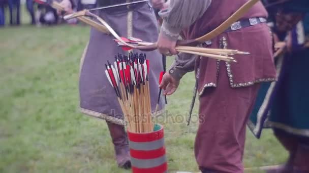 Deltagarna i bågskytte Festival förbereder välja pilar för turneringen Knights Historisk Reenactment marknaden män i medeltida polska kläder — Stockvideo