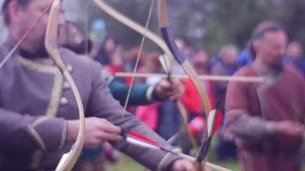 Turnieju Rycerzy Opole łuczników wyciągnąć łuki celowania strzelać średniowieczny Festiwal łucznictwo starożytnych łucznictwo akcesoria średniowieczne kostiumy sukienki Odzież namiotów — Wideo stockowe