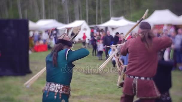 Mittelalterliche Bogenschützen schießen auf Zielscheibe Menge der Zuschauer verfolgt konzentriert Turnier der Ritter historische Nachstellung Festival des mittelalterlichen Bogenschießens — Stockvideo
