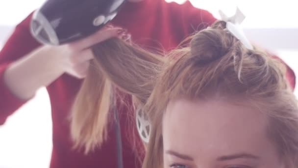 Stylist Trocknet Die Enden Der Haare Des Kunden Spar Tipps — Stockvideo