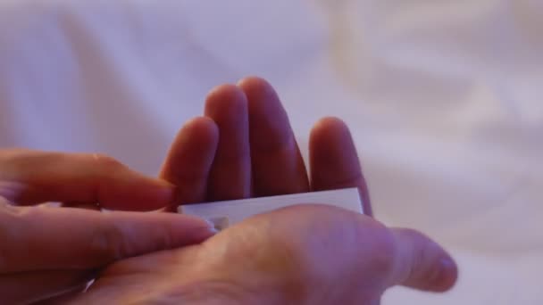 Beskärda Händer Som Håller Graviditetstest — Stockvideo