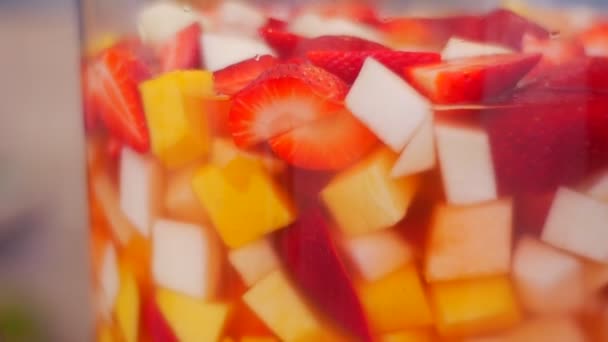 Strawberry Pineapple Peach Pear Cherry Ice Slices Summer Refreshing Cocktail — Wideo stockowe