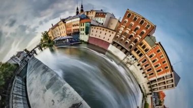 Nehirli güzel Avrupa şehrinin 360 derecelik VR manzarası
