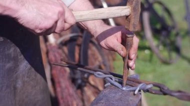 Güzel Çelik Nal 'ın Erkek Demirci Üretimi