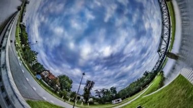 Yaz günü 360 derecelik şehir manzarası ve yol manzarası.