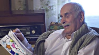 Kafkasyalı kıdemli adam evde bulanık metni okudu.