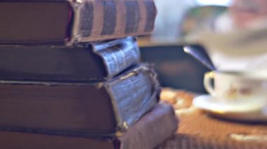 Kafkasyalı kıdemli adam evde bulanık metni okudu.