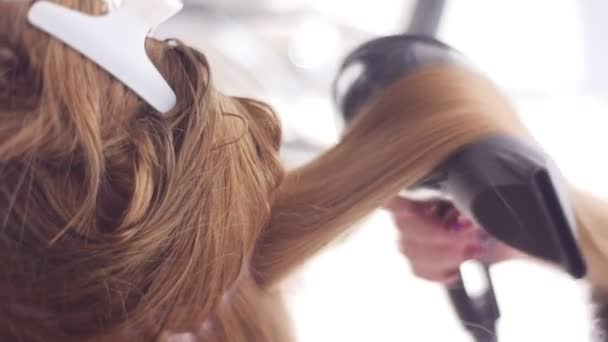 Estilista Seca Los Extremos Del Cabello Del Cliente Consejos Peluquería — Vídeo de stock