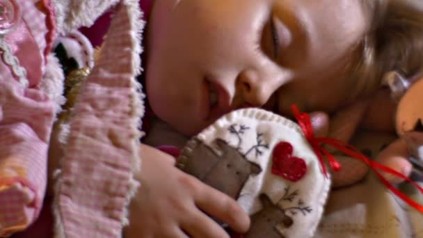 Kleines Mädchen Schläft Hause Auf Dem Bett — Stockvideo