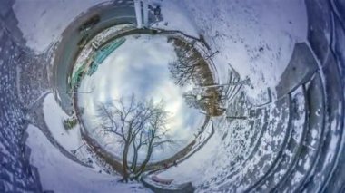 Kışın şehir parkının 360 derecelik manzarası