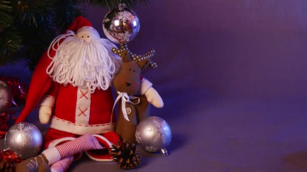남자의 크리스마스 선물을 장식된 아래에 줄무늬와 손으로 빨간색과 상자를 슬라이드 — 비디오